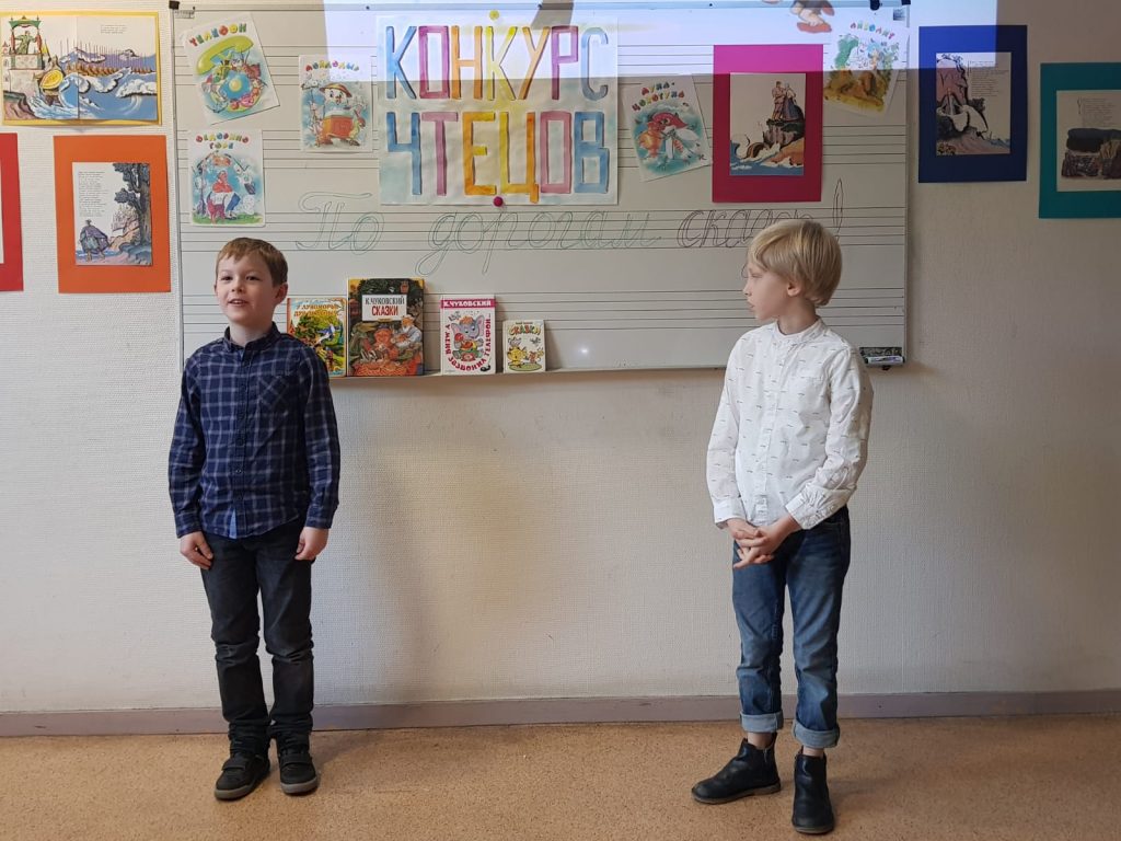 leurs témoignages, photo de deux jeune enfants élèves de Chkola, devant un tableau blanc en train de réciter un poème 